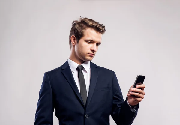 Homme d'affaires hipster avec smartphone — Photo