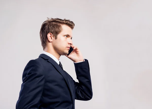 Hipster zakenman met smartphone — Stockfoto