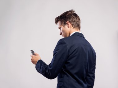 Hipster işadamı ile smartphone manifatura.