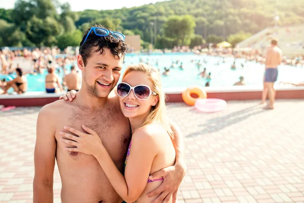 Paar im Badeanzug am Pool — Stockfoto