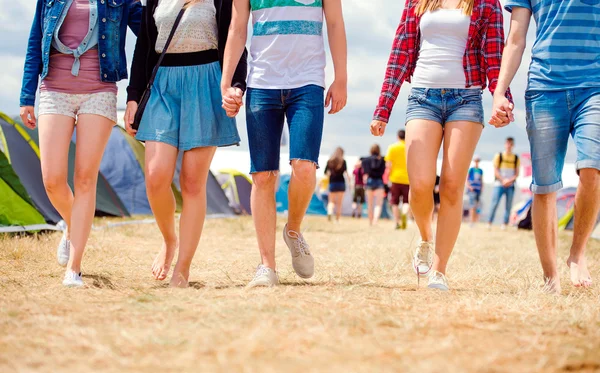 Adolescentes no festival de música de verão — Fotografia de Stock