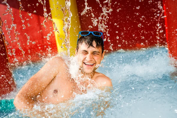 Férfi úszás alatt fröccsenő szökőkút. — Stock Fotó