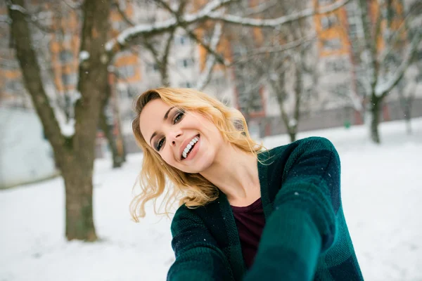 Femme prenant selfie en hiver — Photo