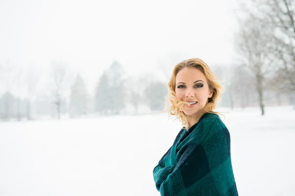 Kış doğa dışarıda sarışın kadın — Stok fotoğraf