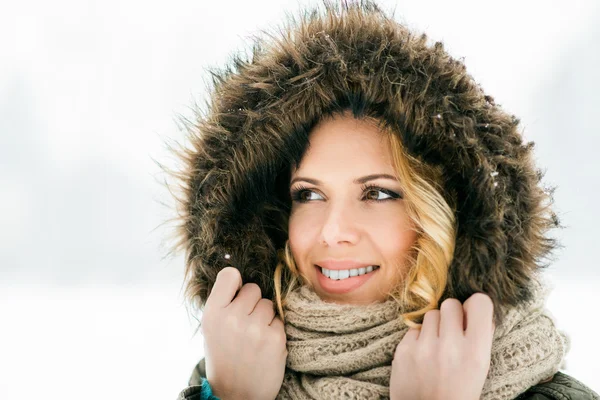 Mujer en invierno naturaleza — Foto de Stock