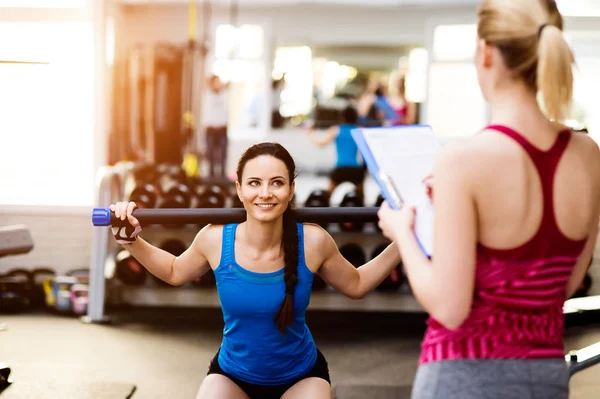 Donna che si allena in palestra — Foto Stock