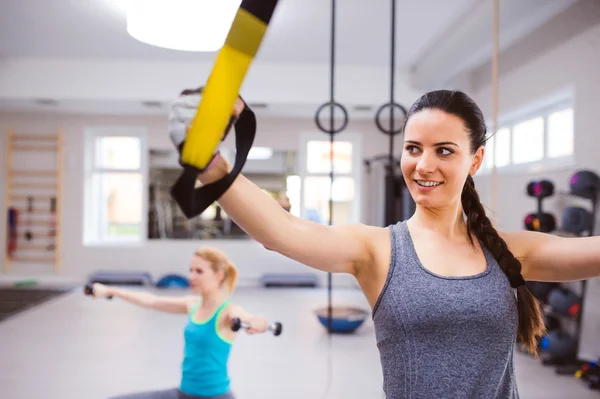 Frau im Fitnessstudio trainiert Arme — Stockfoto