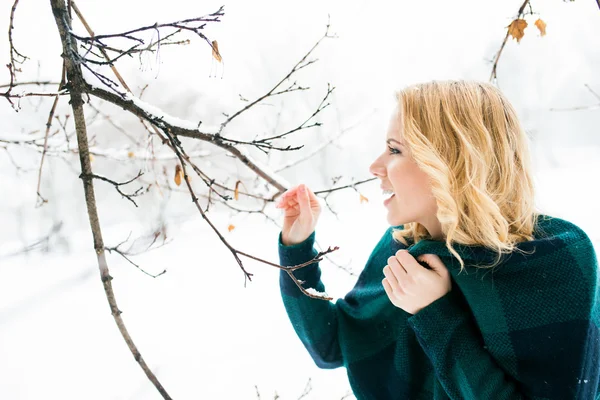 Blondýnka v zimní přírodě — Stock fotografie