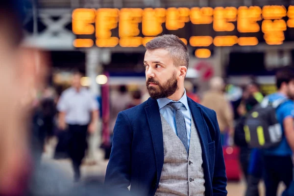 Hipster businessman waiting at  train station — Stock Photo, Image