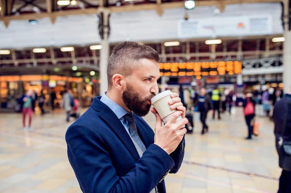 Хипстерский бизнесмен пьет кофе — стоковое фото