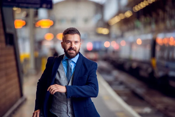 Uomo d'affari hipster alla stazione ferroviaria — Foto Stock