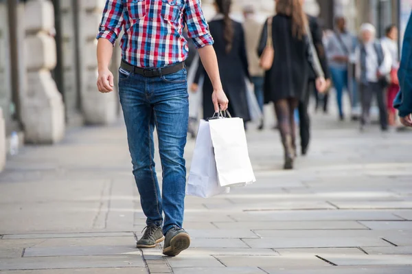 Hombre con bolsas de compras en la calle —  Fotos de Stock