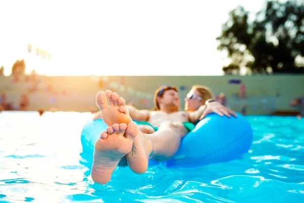 Couple en anneau gonflable dans la piscine . — Photo