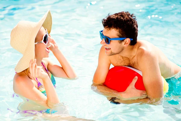 Casal com óculos de sol na piscina . — Fotografia de Stock