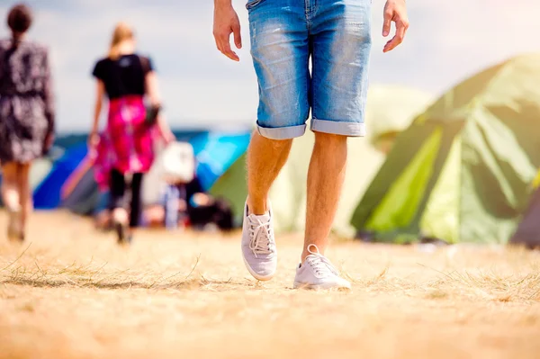 Ung man på sommarfestival — Stockfoto