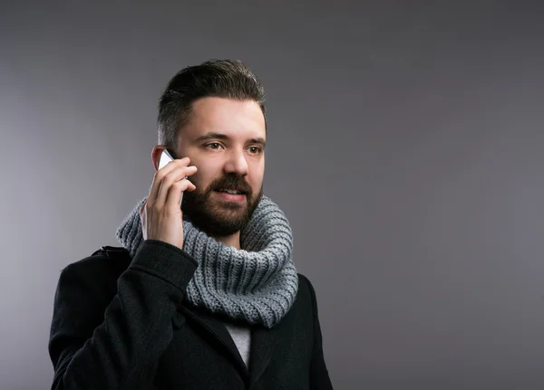 男人穿着冬装，用智能手机打电话 — 图库照片