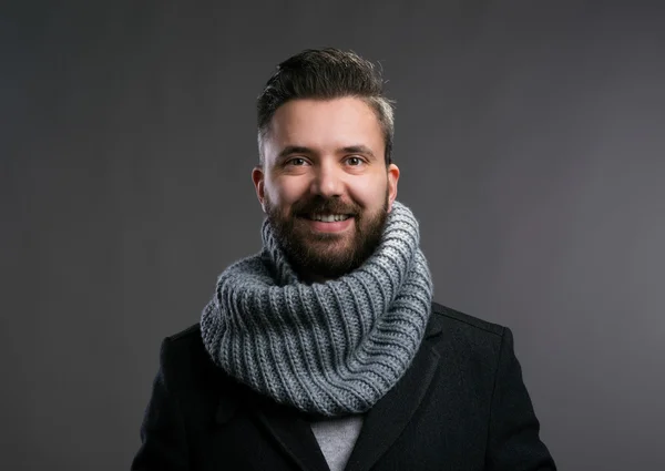 Человек в зимнем пальто и испачканном шарфе. Снимок студии — стоковое фото