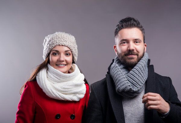 Женщина в красном пальто и хипстерский мужчина. Снимок студии
