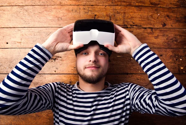Ember visel virtuális valóság szemüveg. Stúdiófelvétel, fából készült háttér — Stock Fotó