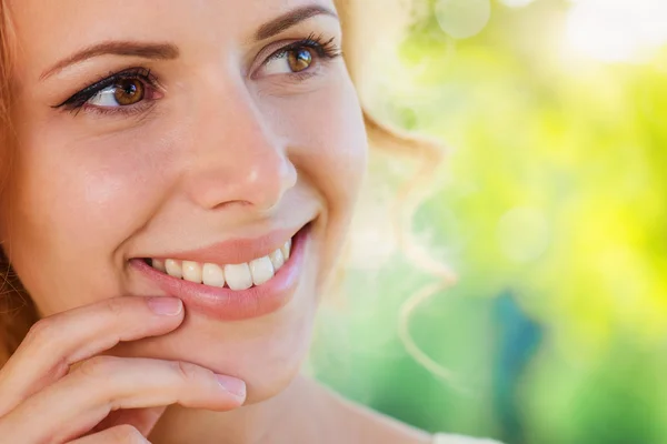 Blond woman, curly hair in green nature. Sunny summer — Stok fotoğraf