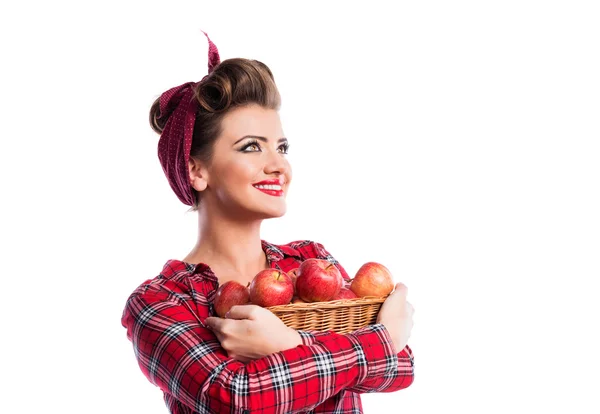 Женщина, прическа в пинапе, корзина с яблоками. Осенняя арфа — стоковое фото
