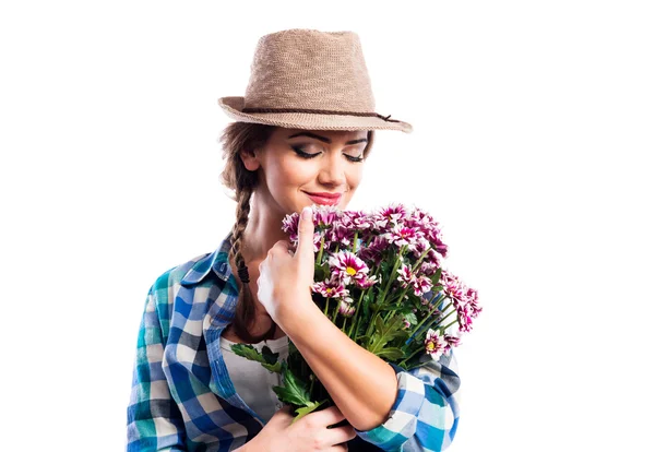Woman in checked shirt holding bouquet of chrysanthemum flowers — Stockfoto