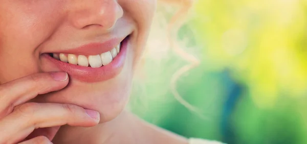 Unrecognizable blond woman, curly hair, green nature. Sunny summ — Stock Photo, Image