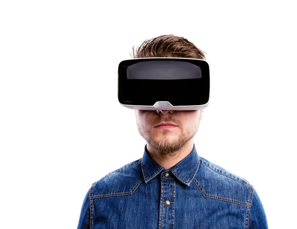 Man wearing virtual reality goggles. Studio shot, white backgrou — Stock Photo, Image