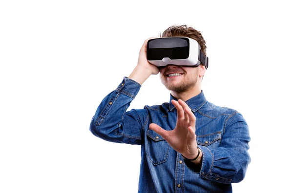 Az ember virtuális valóság szemüveget visel. Stúdió lövés, fehér backgrou — Stock Fotó