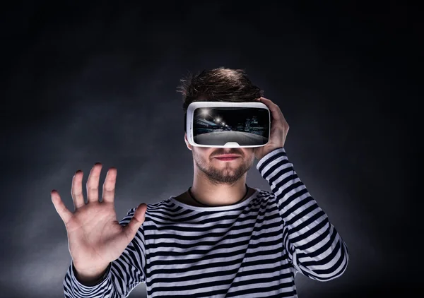 Hombre con gafas de realidad virtual. Estudio de tiro, negro backgrou — Foto de Stock