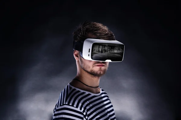 Człowiek sobie rzeczywistość wirtualna gogle. Wyśmienity, czarny backgrou — Zdjęcie stockowe