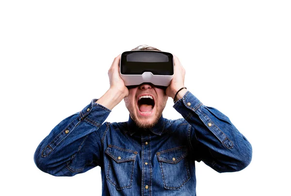 Muž s brýlemi pro virtuální realitu. Studio záběr, bílé pozadí — Stock fotografie