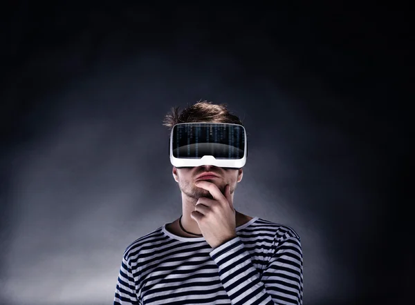 Muž v virtuální realita brýle. Studio záběr, černé poz — Stock fotografie