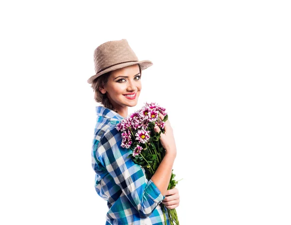 Женщина в клетчатой рубашке держит букет цветов хризантемы — стоковое фото