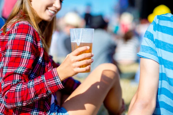 Mulher irreconhecível bebendo cerveja no festival de música de verão — Fotografia de Stock