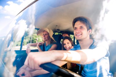 Hipster çocuk gençler, roadtrip ile eski bir campervan sürüş