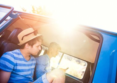 Genç çocuklar eski bir campervan içinde oturan, yaz roadtrip