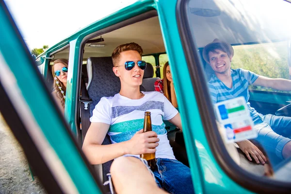Jugendliche im alten Wohnmobil, Bier trinkend, Roadtrip — Stockfoto