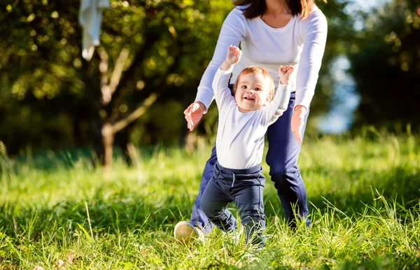 Mutter mit Sohn macht erste Schritte — Stockfoto