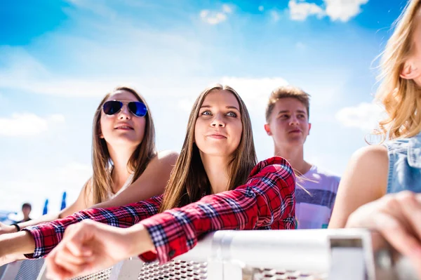 Teenagers at summer music festival — Stock Photo, Image