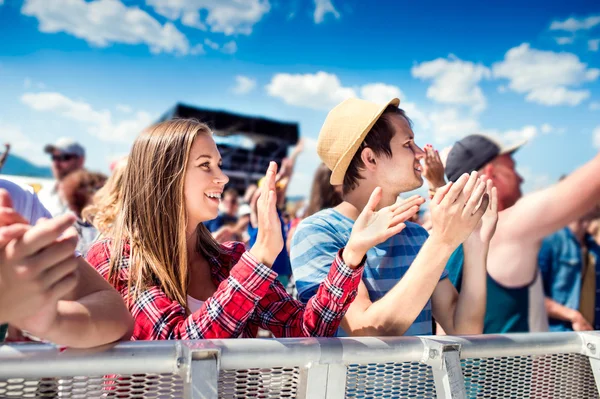 Tieners op zomer-muziekfestival — Stockfoto