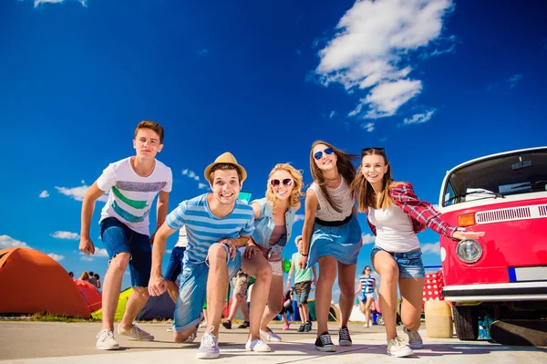 Tieners op zomer-muziekfestival — Stockfoto