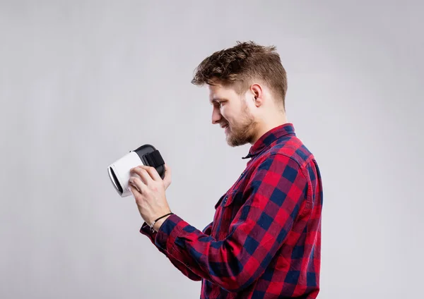 Hombre con gafas de realidad virtual . —  Fotos de Stock