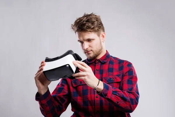 Homem com óculos de realidade virtual . — Fotografia de Stock
