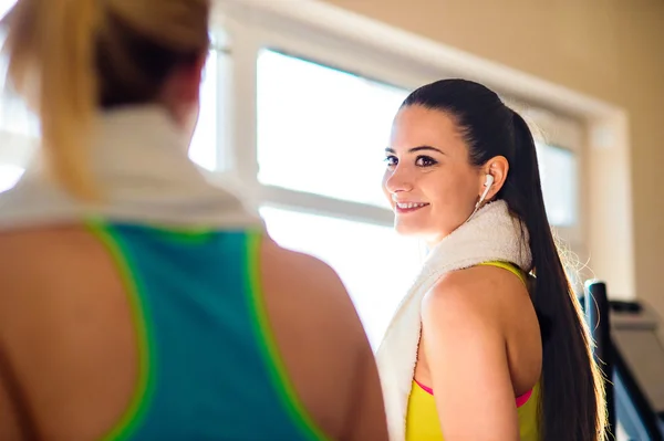 Havlu ile spor salonunda kadın — Stok fotoğraf