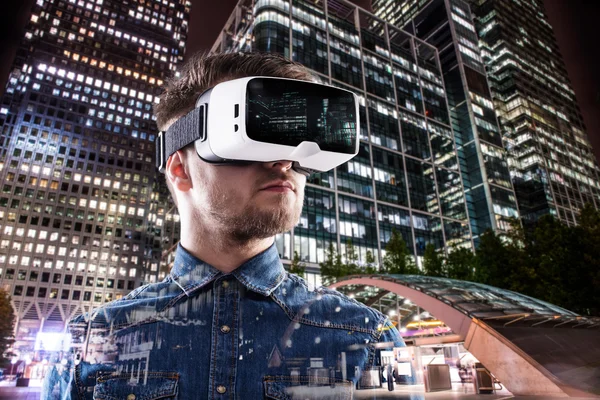 Людина в окулярах віртуальної реальності — стокове фото