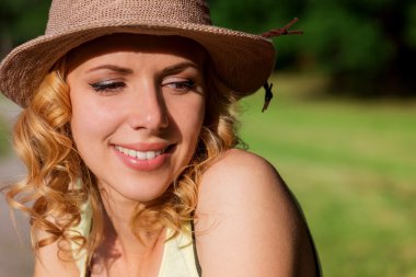 Yaz doğada sarışın kadın