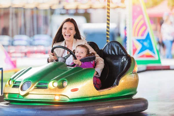 Madre e hija en feria de la diversión —  Fotos de Stock