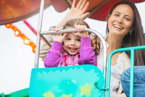 Moeder en dochter op amusement park — Stockfoto