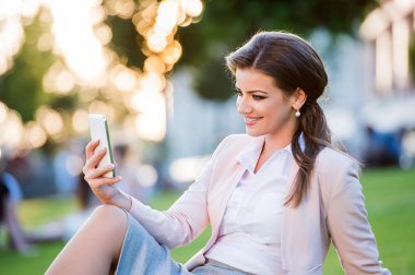 İşkadını smartphone kontrol Park